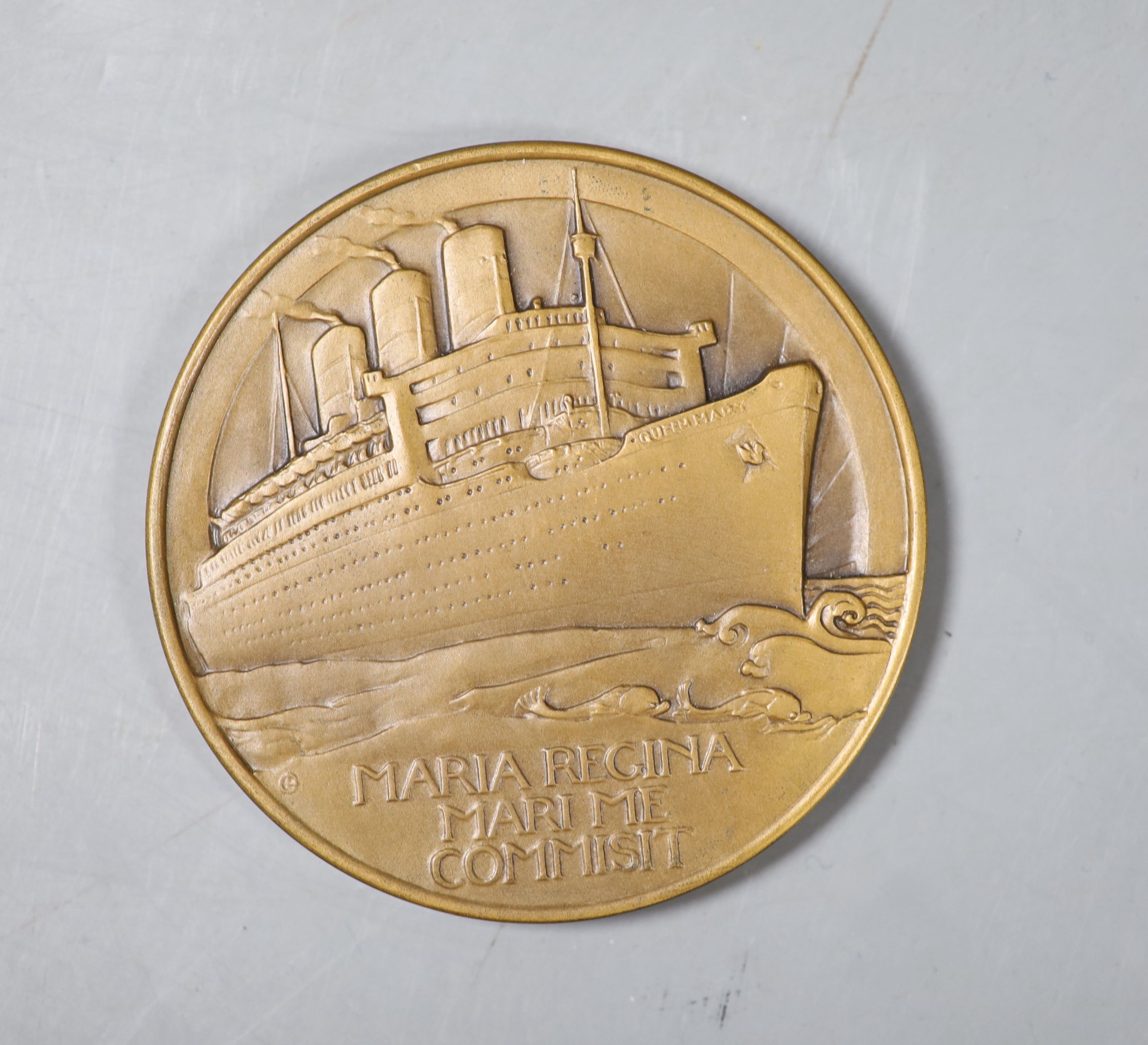 A cased Queen Mary commemorative bronze medallion, 69mm